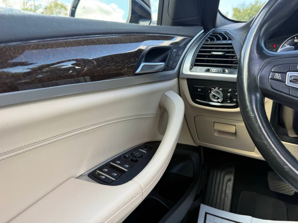 BMW X3 Vehicle Full-screen Gallery Image 31