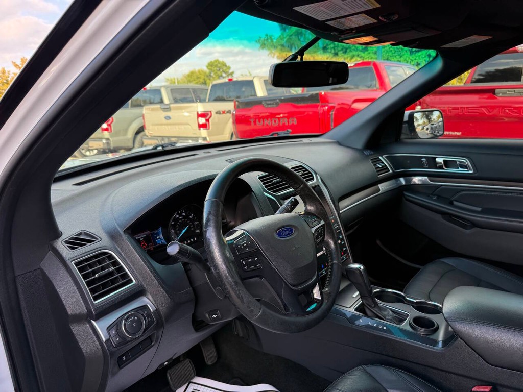 Ford Explorer Vehicle Full-screen Gallery Image 06