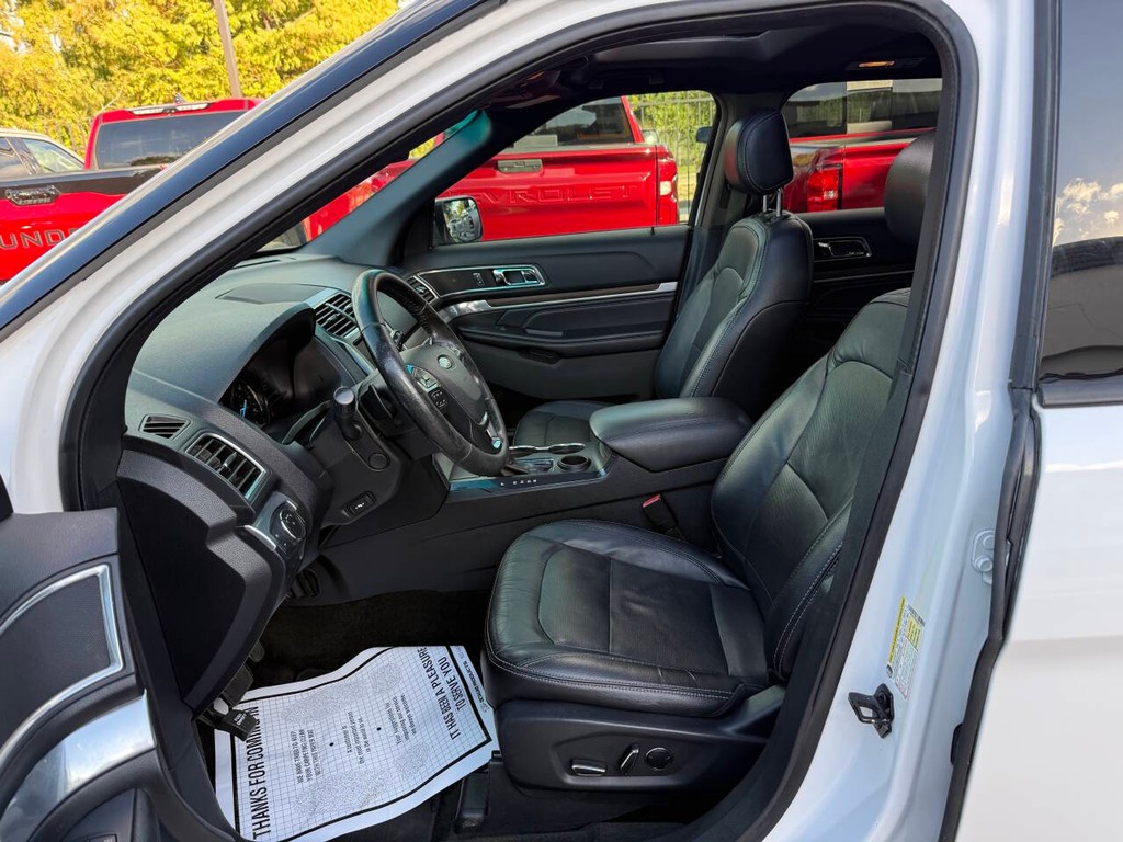 Ford Explorer Vehicle Full-screen Gallery Image 07