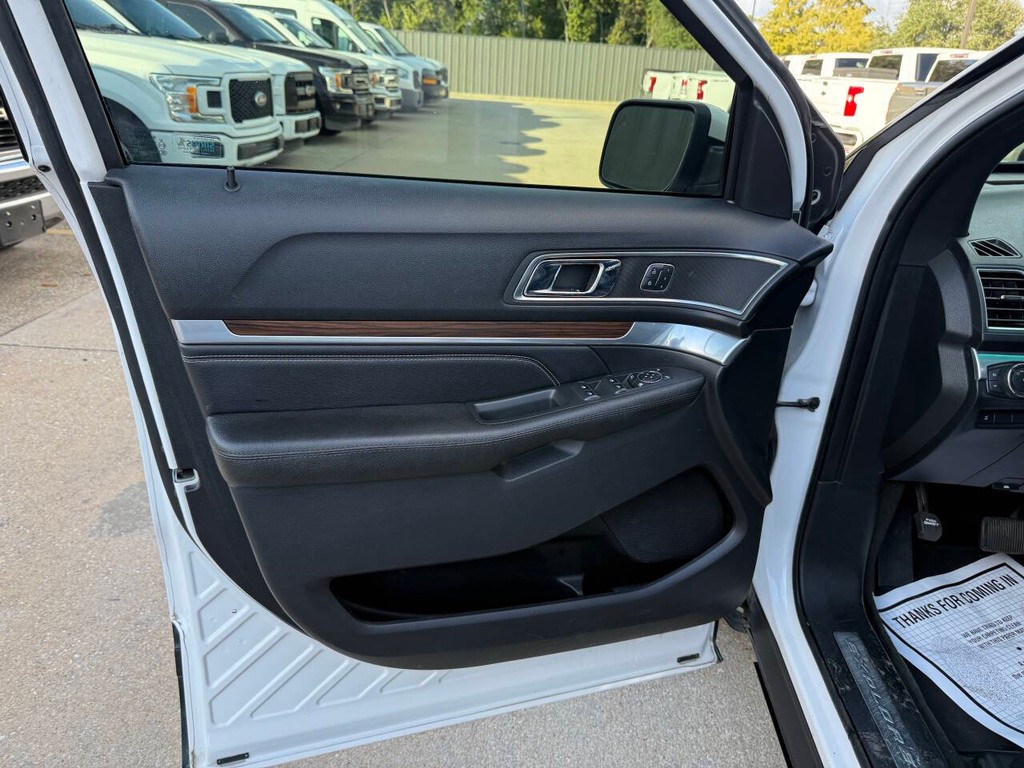 Ford Explorer Vehicle Full-screen Gallery Image 08