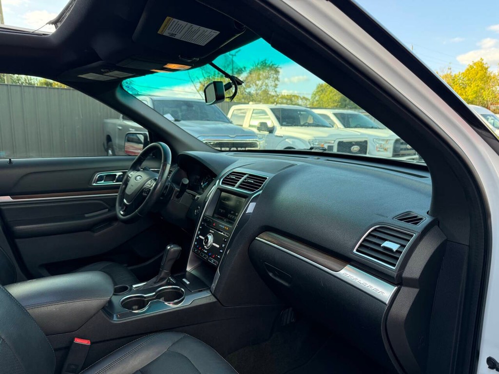 Ford Explorer Vehicle Full-screen Gallery Image 09