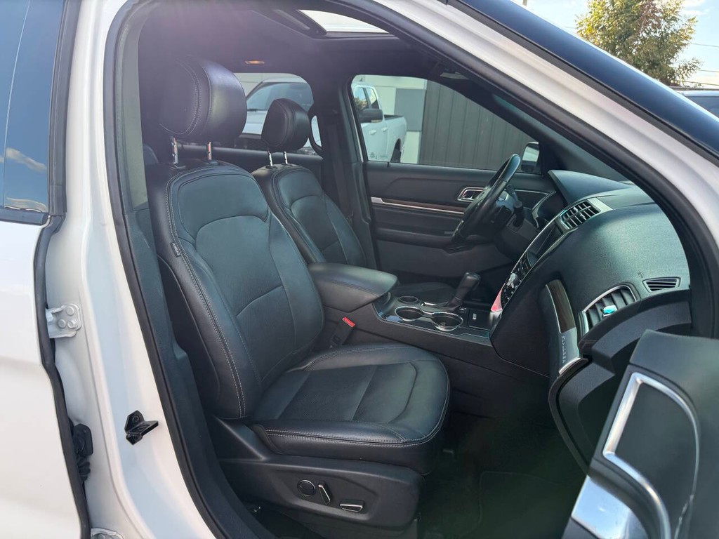 Ford Explorer Vehicle Full-screen Gallery Image 10