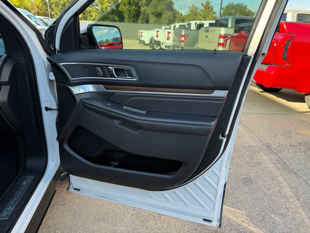 Ford Explorer Vehicle Full-screen Gallery Image 11