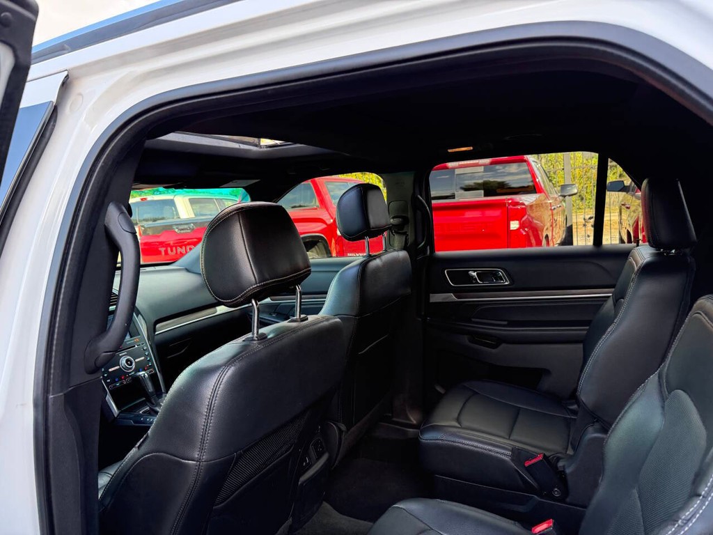 Ford Explorer Vehicle Full-screen Gallery Image 12