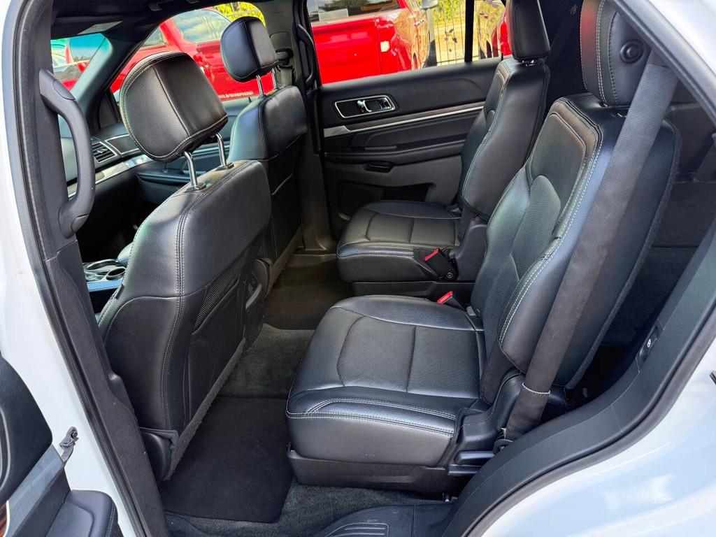 Ford Explorer Vehicle Full-screen Gallery Image 13