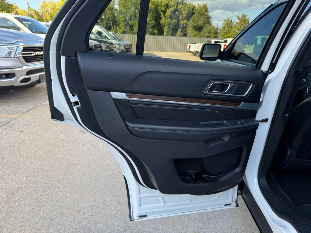 Ford Explorer Vehicle Full-screen Gallery Image 15