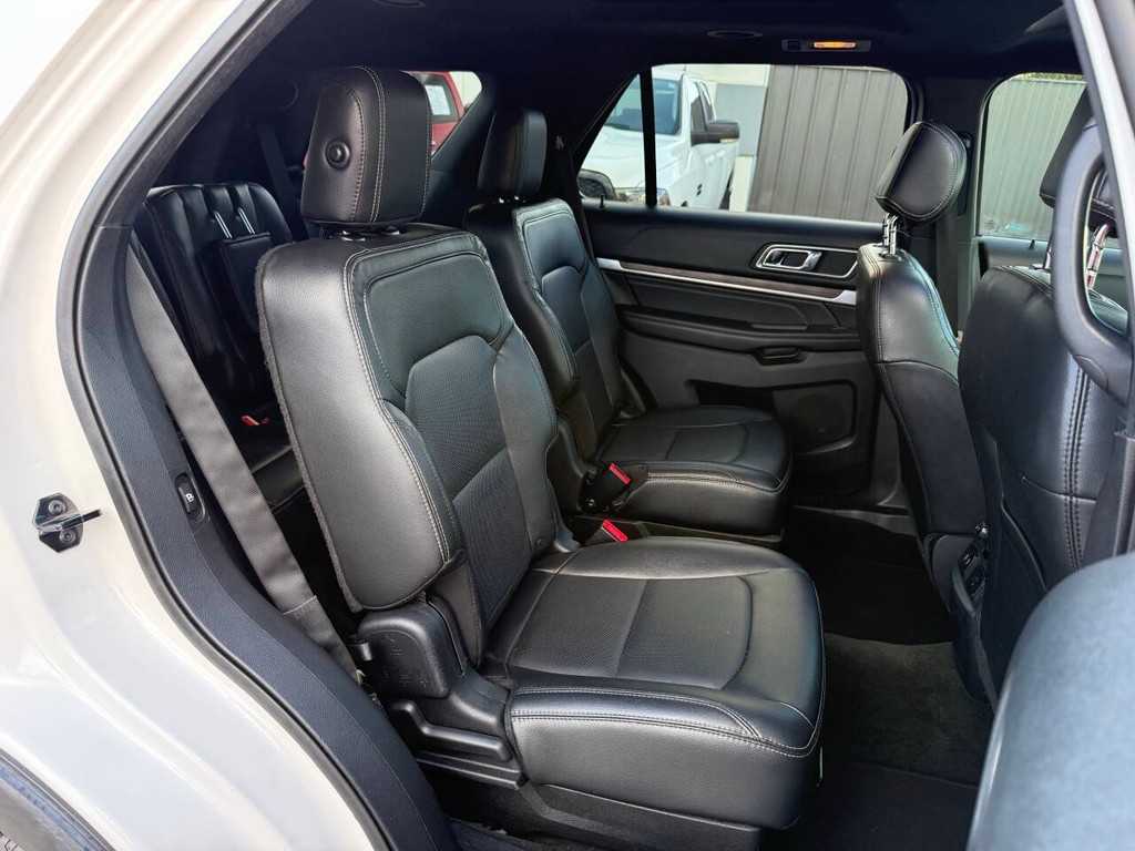 Ford Explorer Vehicle Full-screen Gallery Image 16
