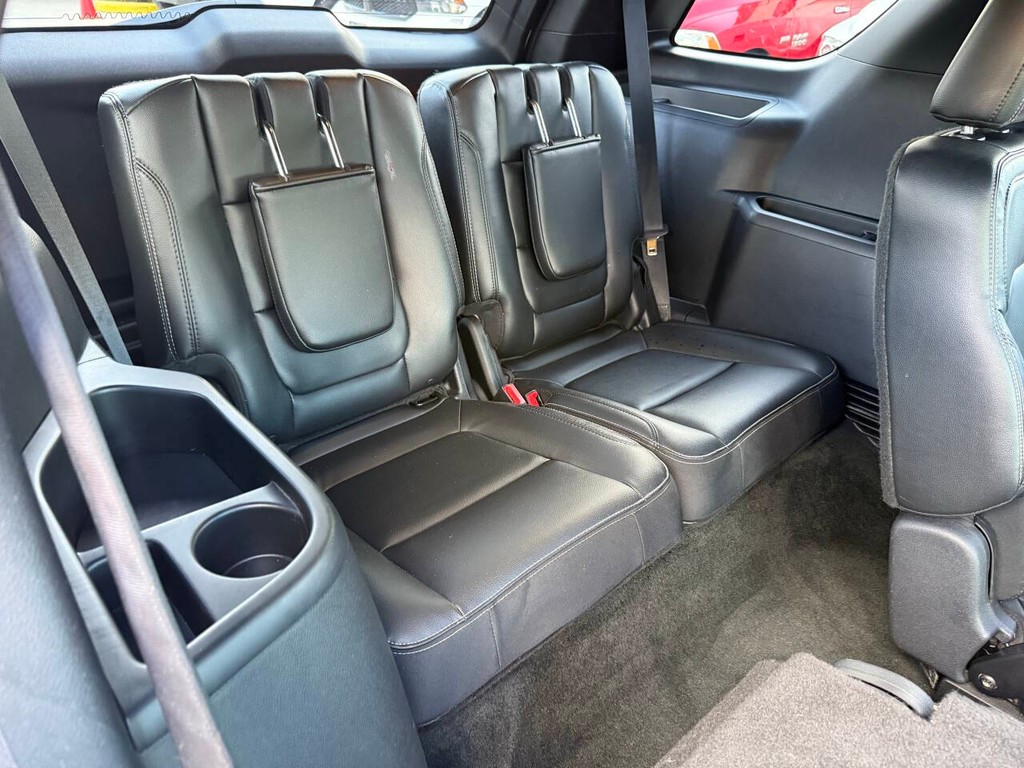 Ford Explorer Vehicle Full-screen Gallery Image 17