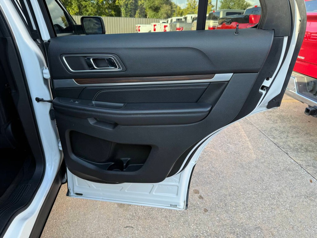 Ford Explorer Vehicle Full-screen Gallery Image 18