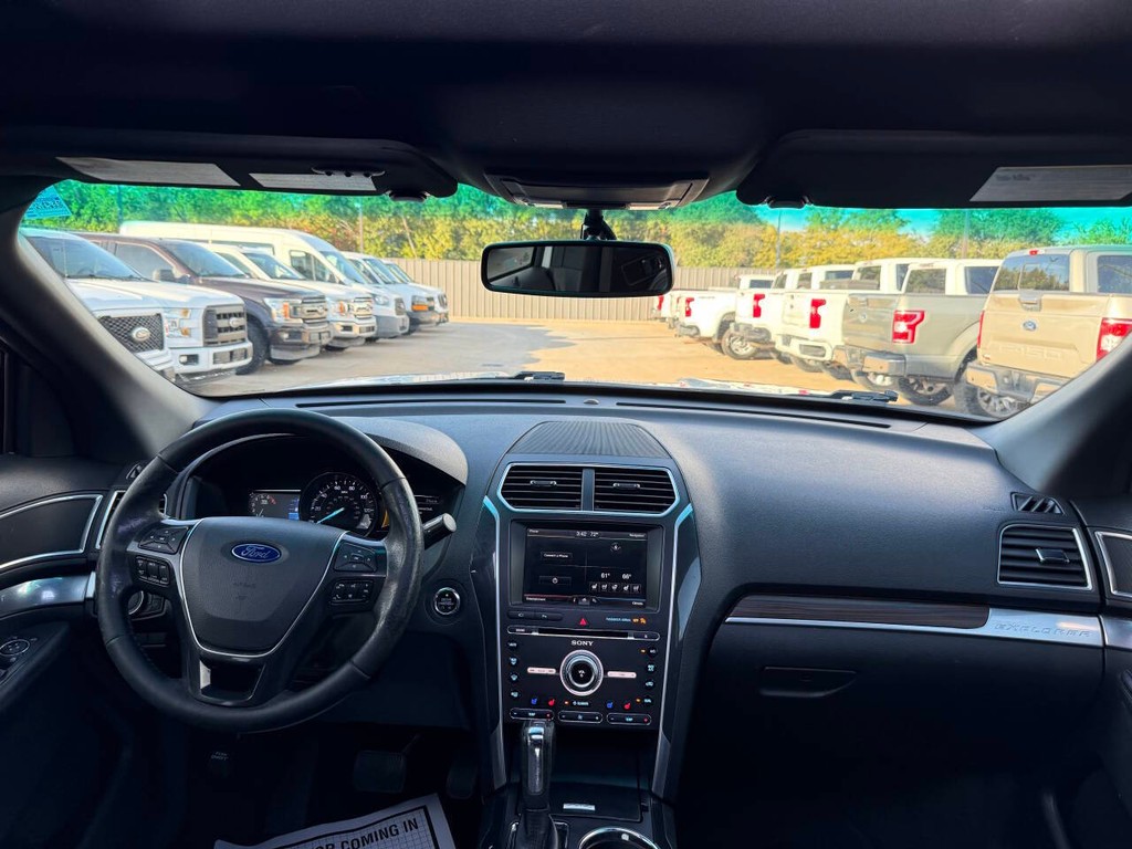 Ford Explorer Vehicle Full-screen Gallery Image 19