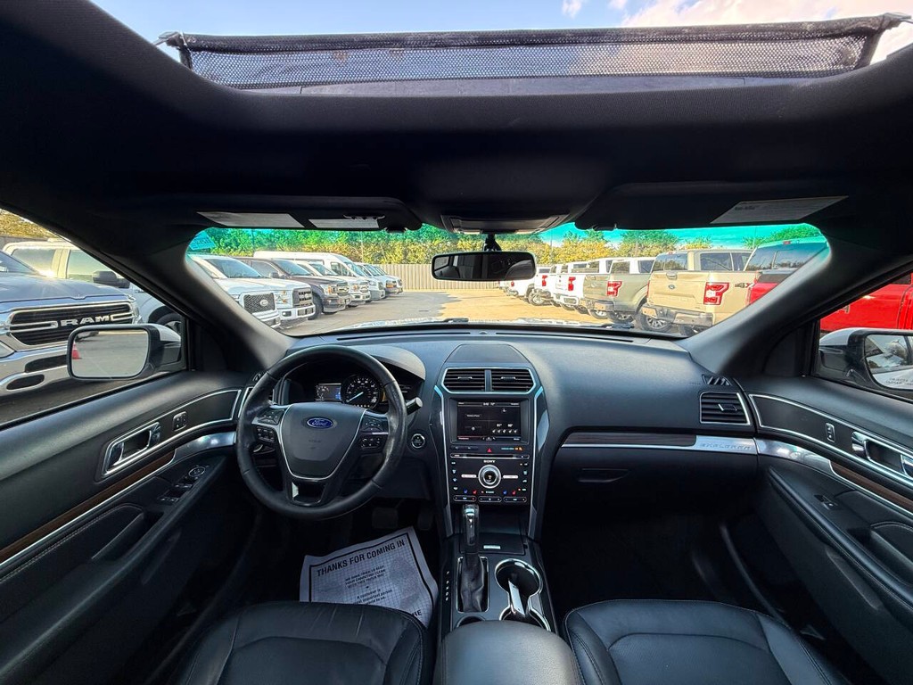 Ford Explorer Vehicle Full-screen Gallery Image 20