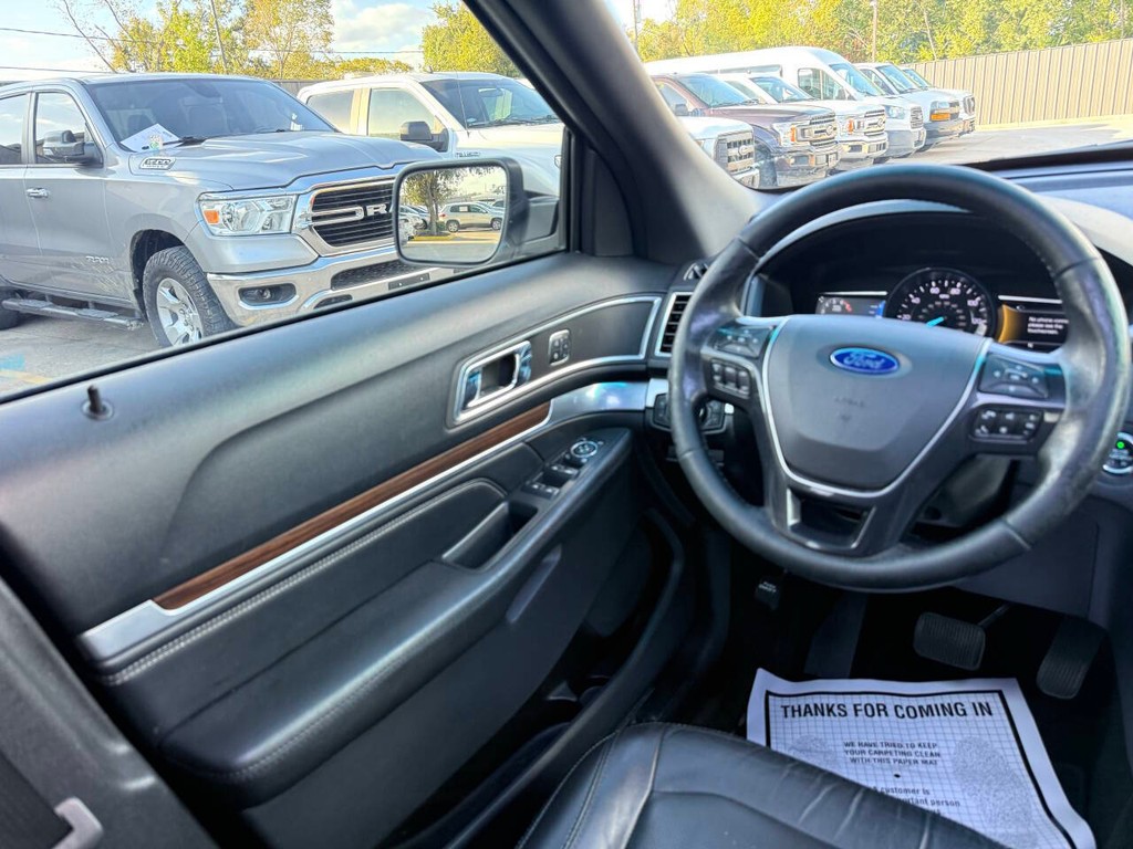 Ford Explorer Vehicle Full-screen Gallery Image 21