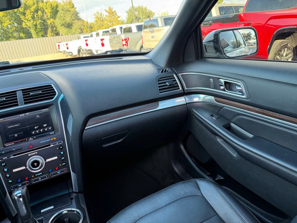 Ford Explorer Vehicle Full-screen Gallery Image 22