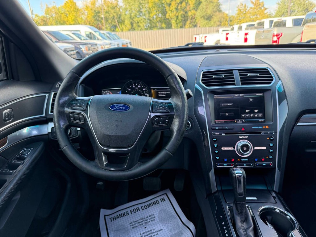 Ford Explorer Vehicle Full-screen Gallery Image 23