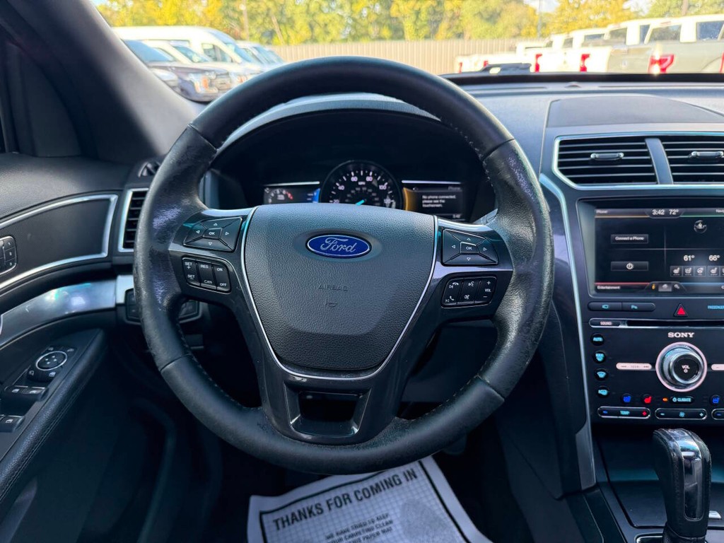 Ford Explorer Vehicle Full-screen Gallery Image 24