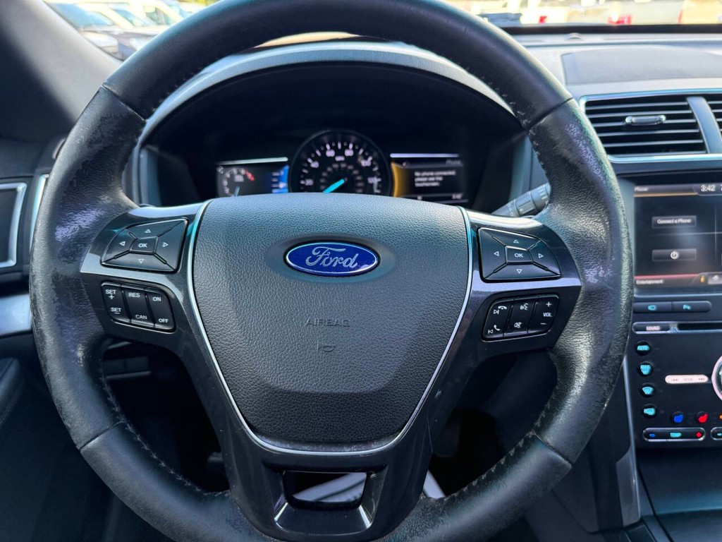 Ford Explorer Vehicle Full-screen Gallery Image 25