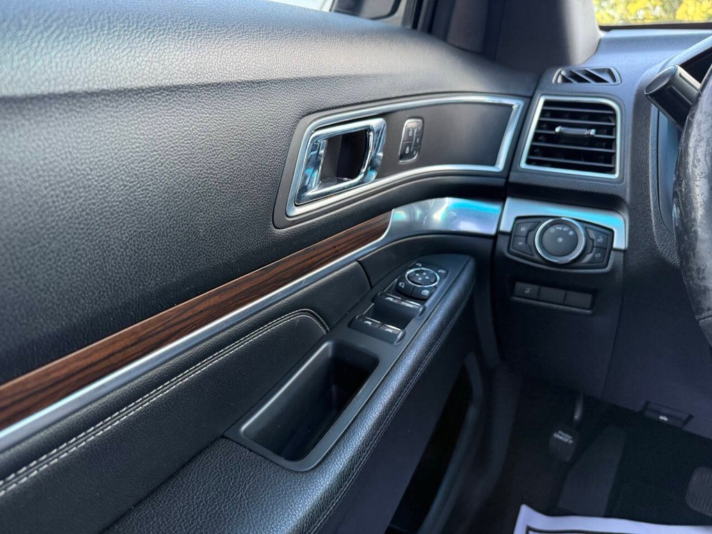 Ford Explorer Vehicle Full-screen Gallery Image 31