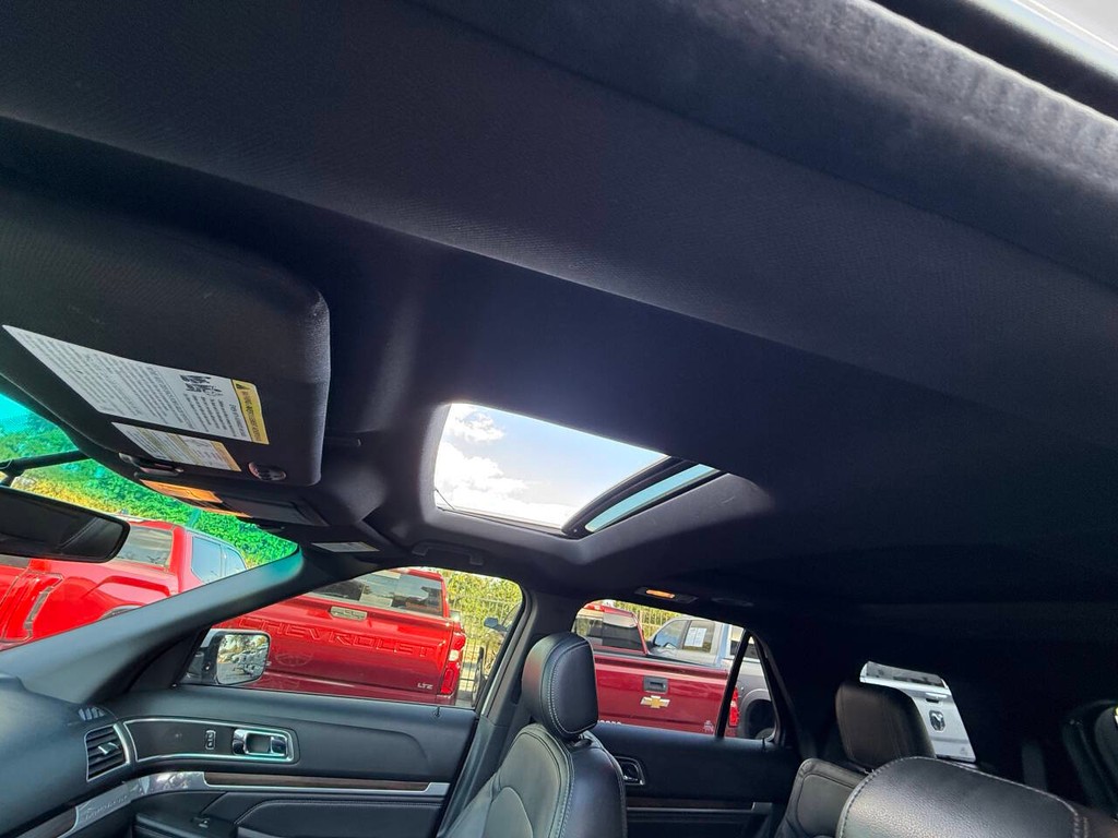 Ford Explorer Vehicle Full-screen Gallery Image 32