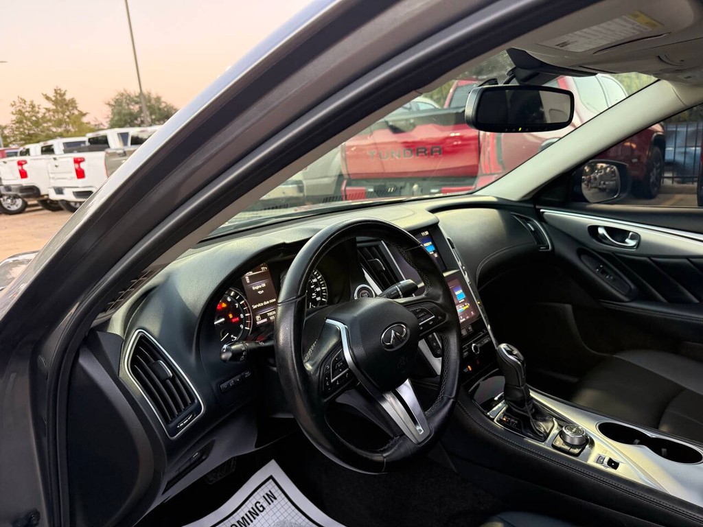 INFINITI Q50 Vehicle Full-screen Gallery Image 06