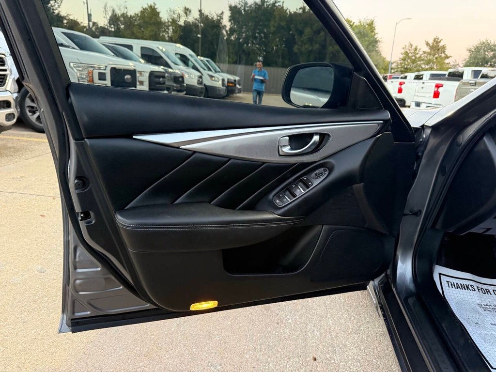 INFINITI Q50 Vehicle Full-screen Gallery Image 08