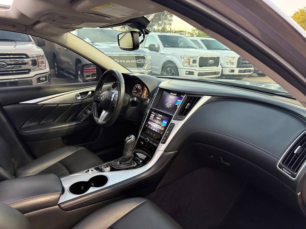 INFINITI Q50 Vehicle Full-screen Gallery Image 09