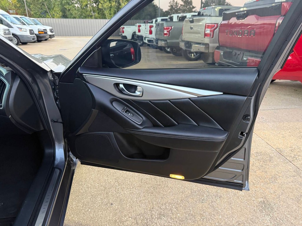 INFINITI Q50 Vehicle Full-screen Gallery Image 11