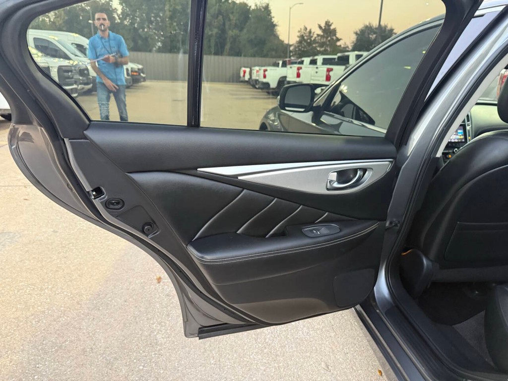 INFINITI Q50 Vehicle Full-screen Gallery Image 14