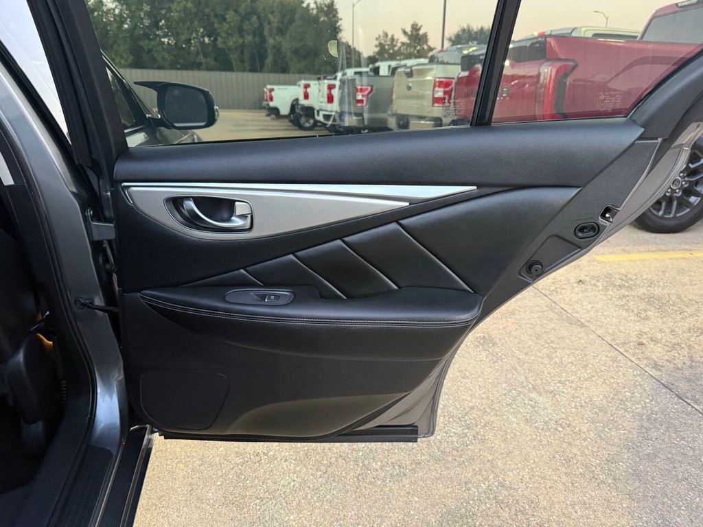 INFINITI Q50 Vehicle Full-screen Gallery Image 16