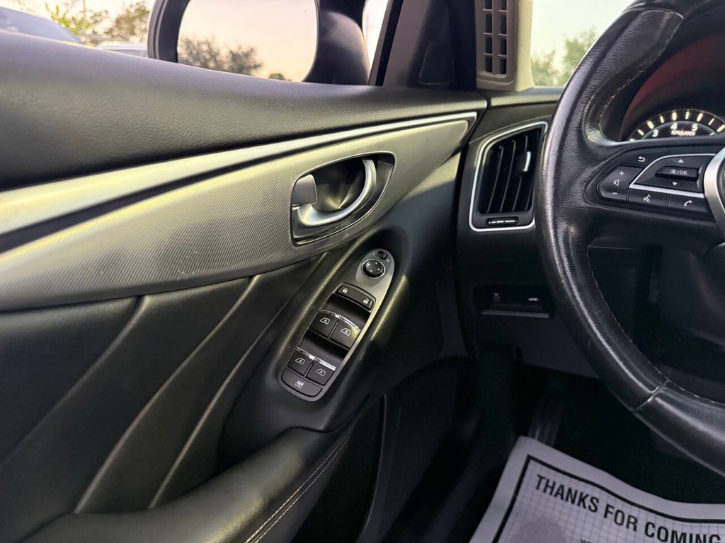 INFINITI Q50 Vehicle Full-screen Gallery Image 30