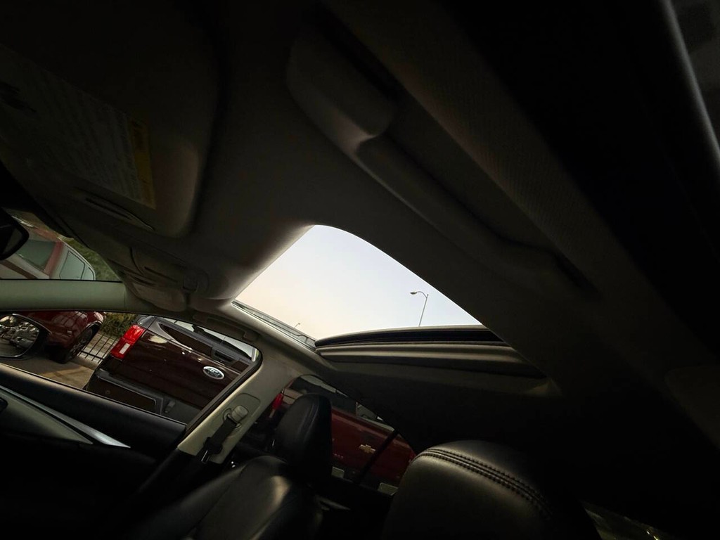 INFINITI Q50 Vehicle Full-screen Gallery Image 31