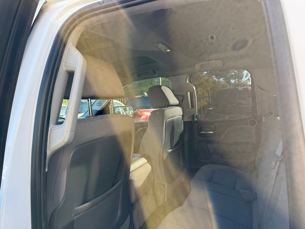 Chevrolet Silverado 2500HD Vehicle Full-screen Gallery Image 12