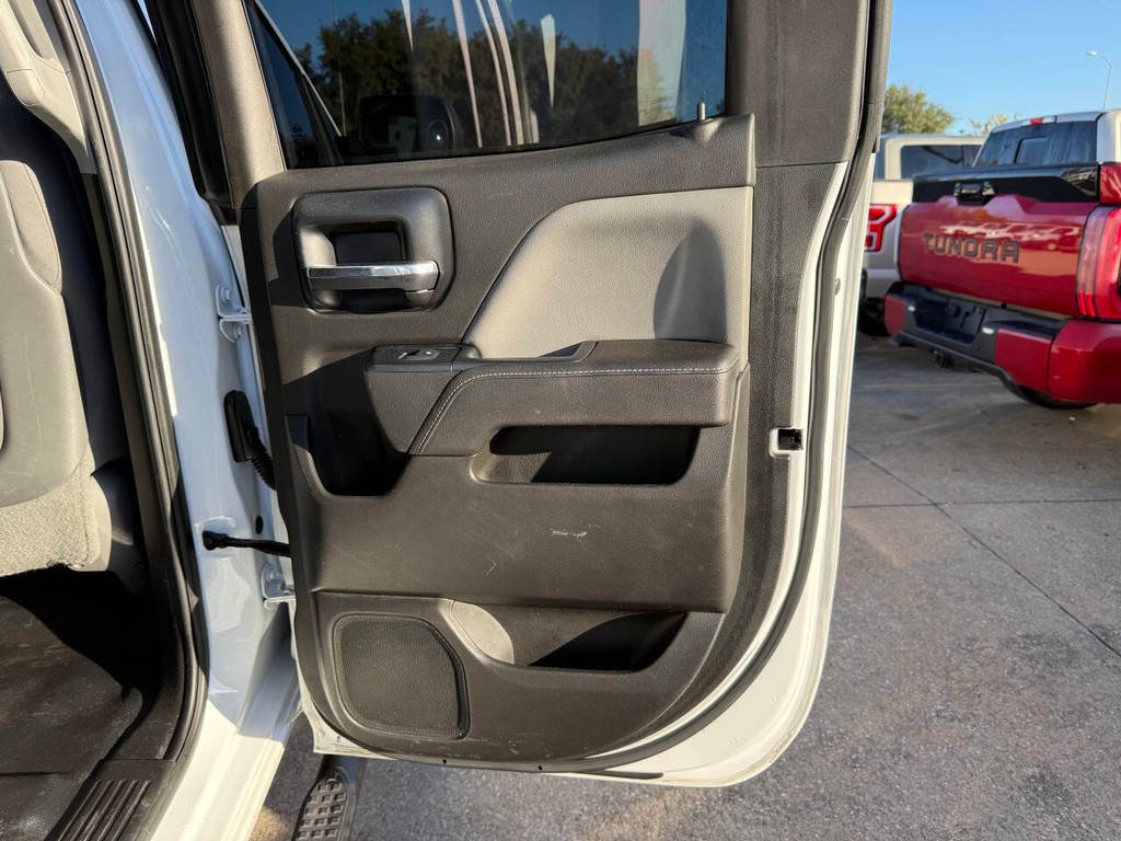 Chevrolet Silverado 2500HD Vehicle Full-screen Gallery Image 16