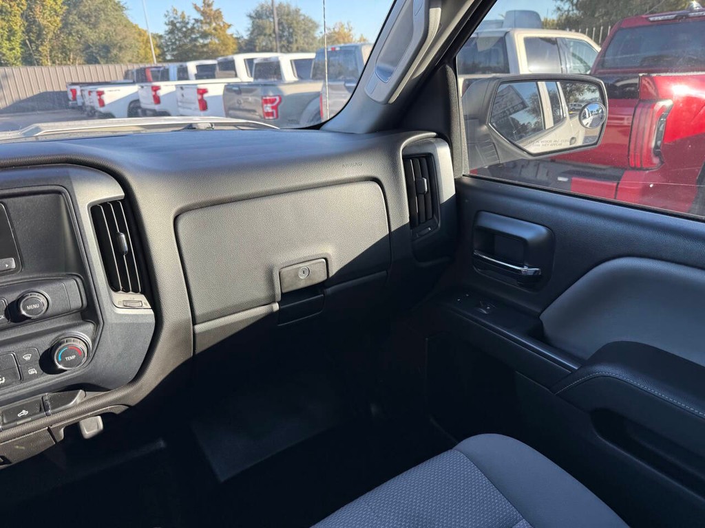 Chevrolet Silverado 2500HD Vehicle Full-screen Gallery Image 20