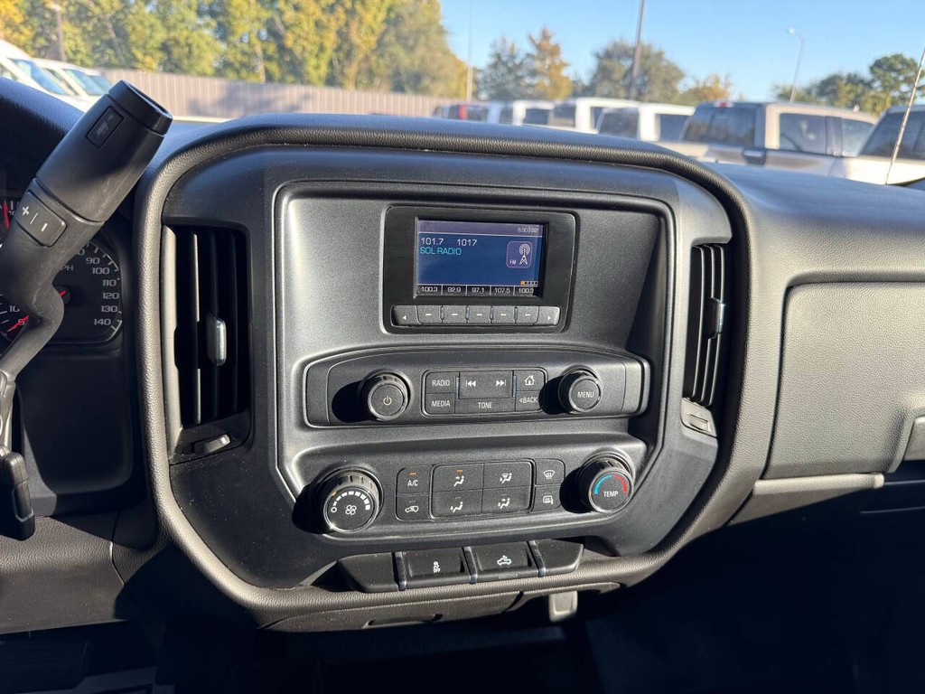 Chevrolet Silverado 2500HD Vehicle Full-screen Gallery Image 24