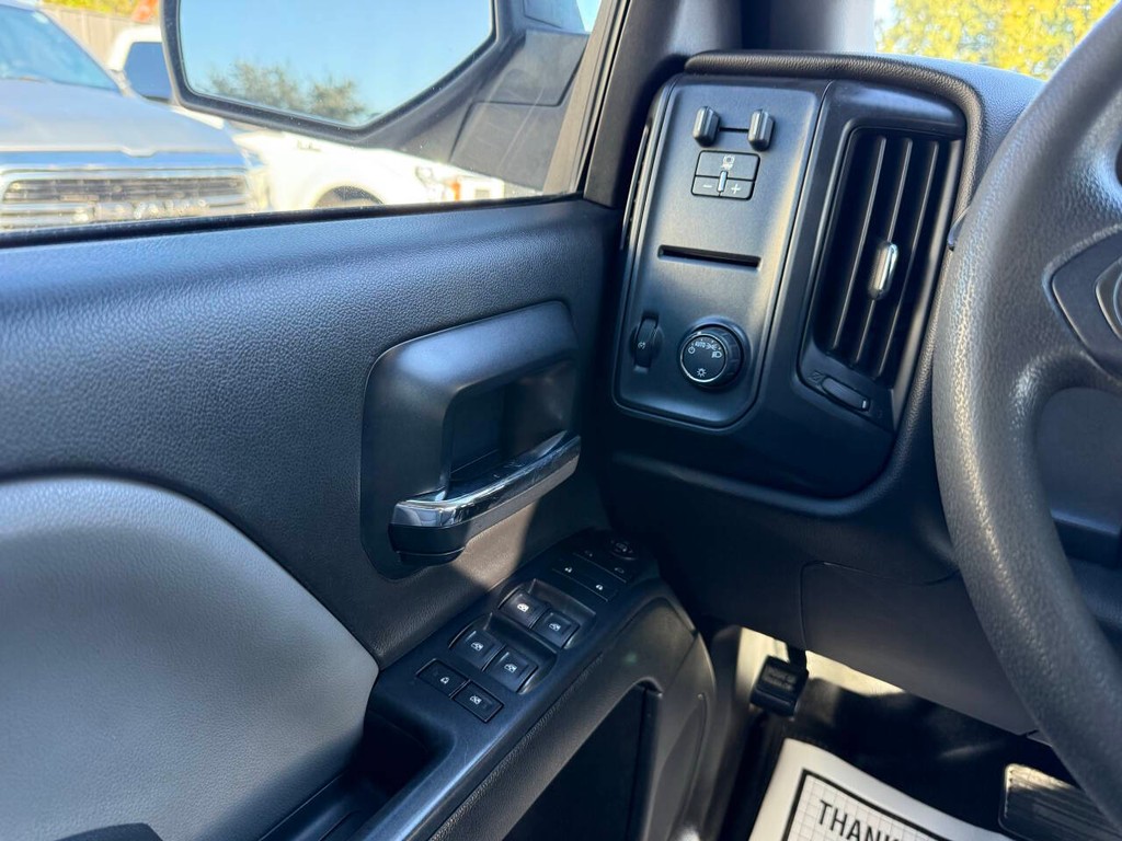 Chevrolet Silverado 2500HD Vehicle Full-screen Gallery Image 29