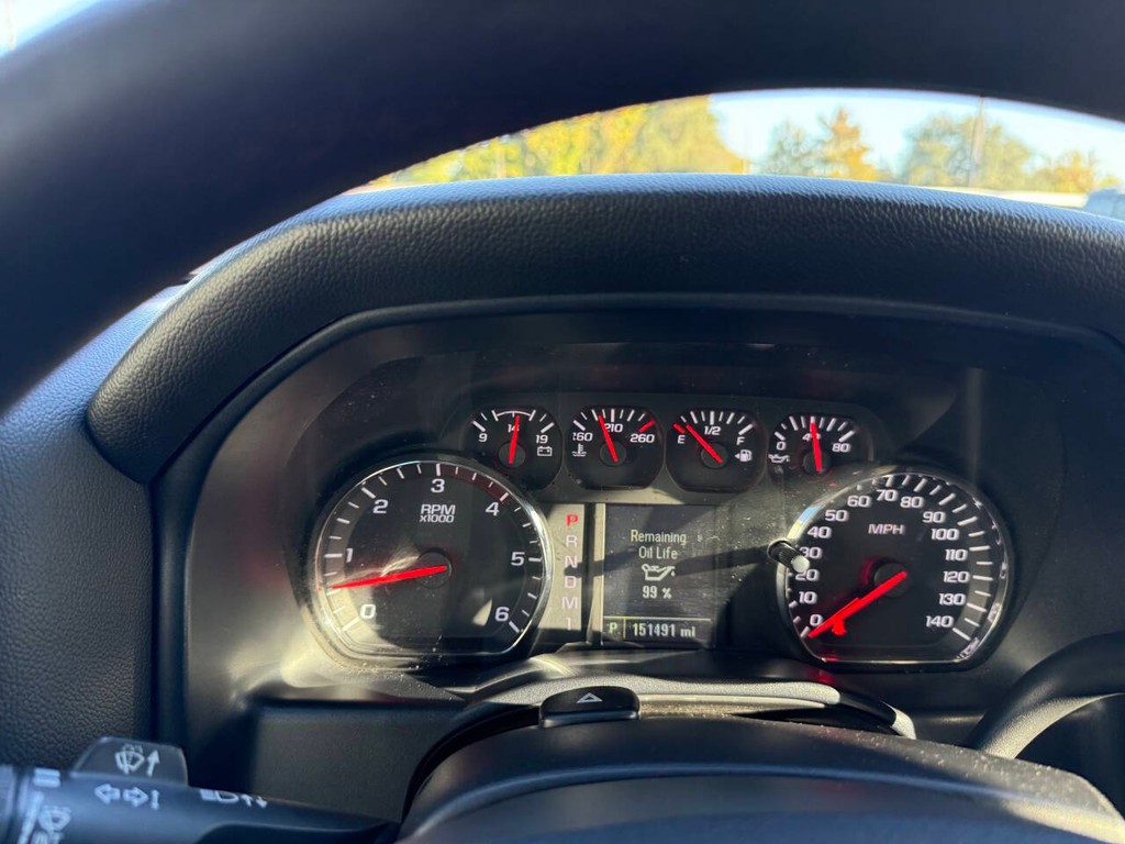 Chevrolet Silverado 2500HD Vehicle Full-screen Gallery Image 30