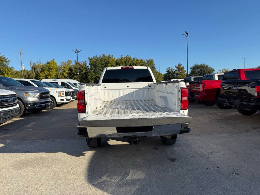 Chevrolet Silverado 2500HD Vehicle Full-screen Gallery Image 36