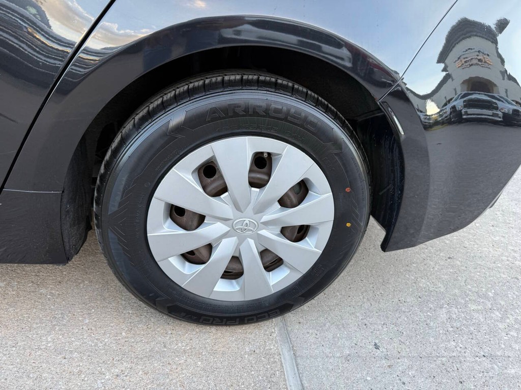 Toyota Corolla Vehicle Full-screen Gallery Image 34