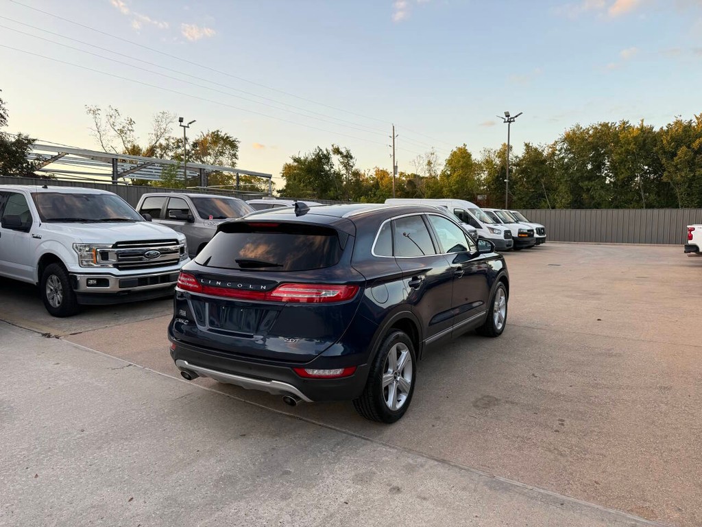 Lincoln MKC Vehicle Full-screen Gallery Image 05