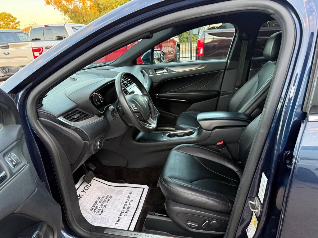 Lincoln MKC Vehicle Full-screen Gallery Image 07