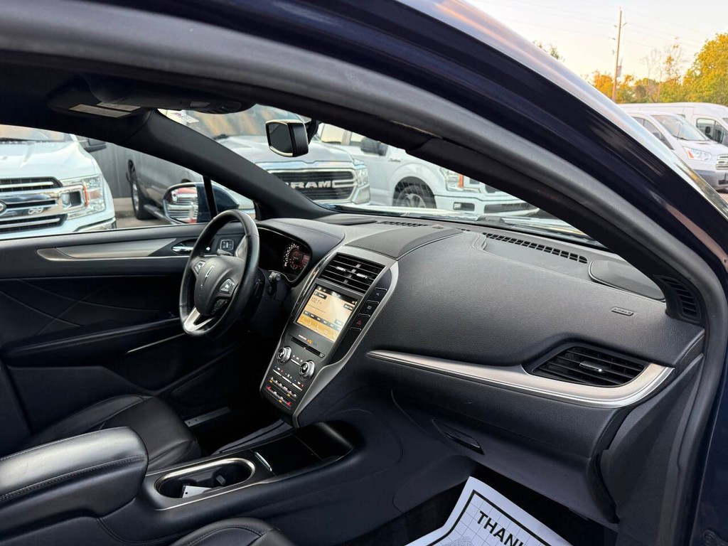 Lincoln MKC Vehicle Full-screen Gallery Image 09