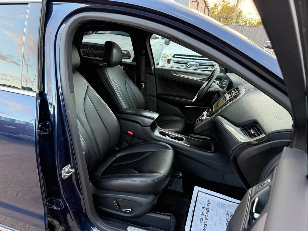 Lincoln MKC Vehicle Full-screen Gallery Image 10