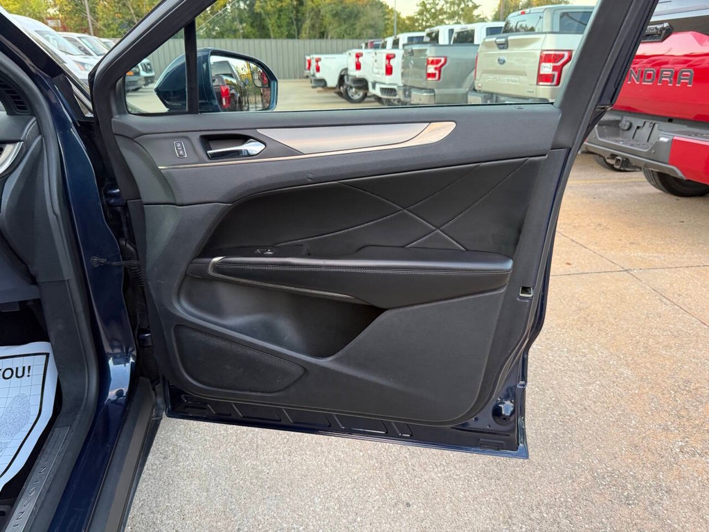 Lincoln MKC Vehicle Full-screen Gallery Image 11