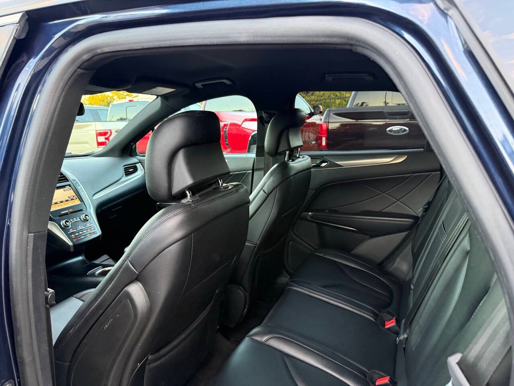 Lincoln MKC Vehicle Full-screen Gallery Image 12