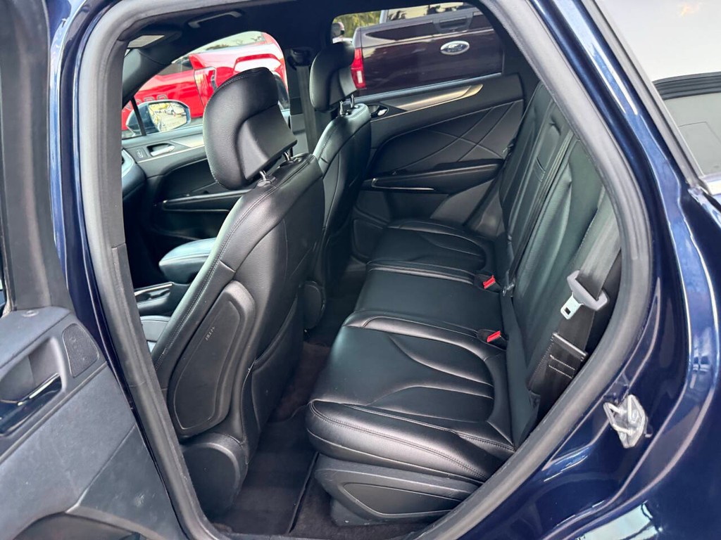 Lincoln MKC Vehicle Full-screen Gallery Image 13