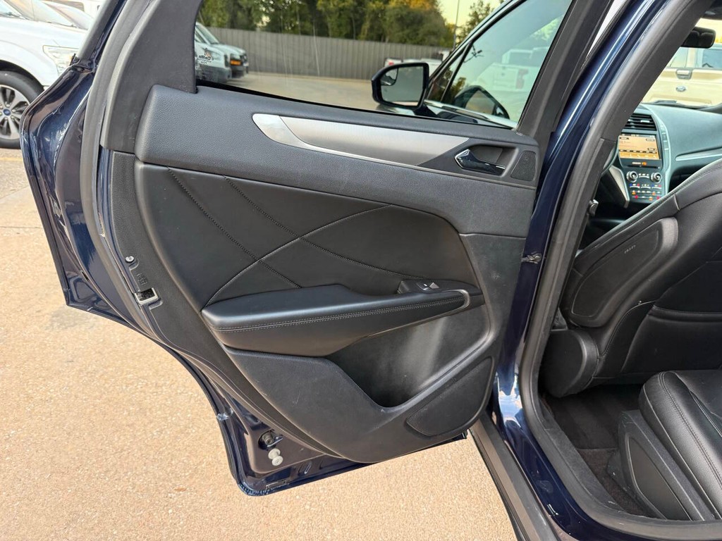 Lincoln MKC Vehicle Full-screen Gallery Image 14