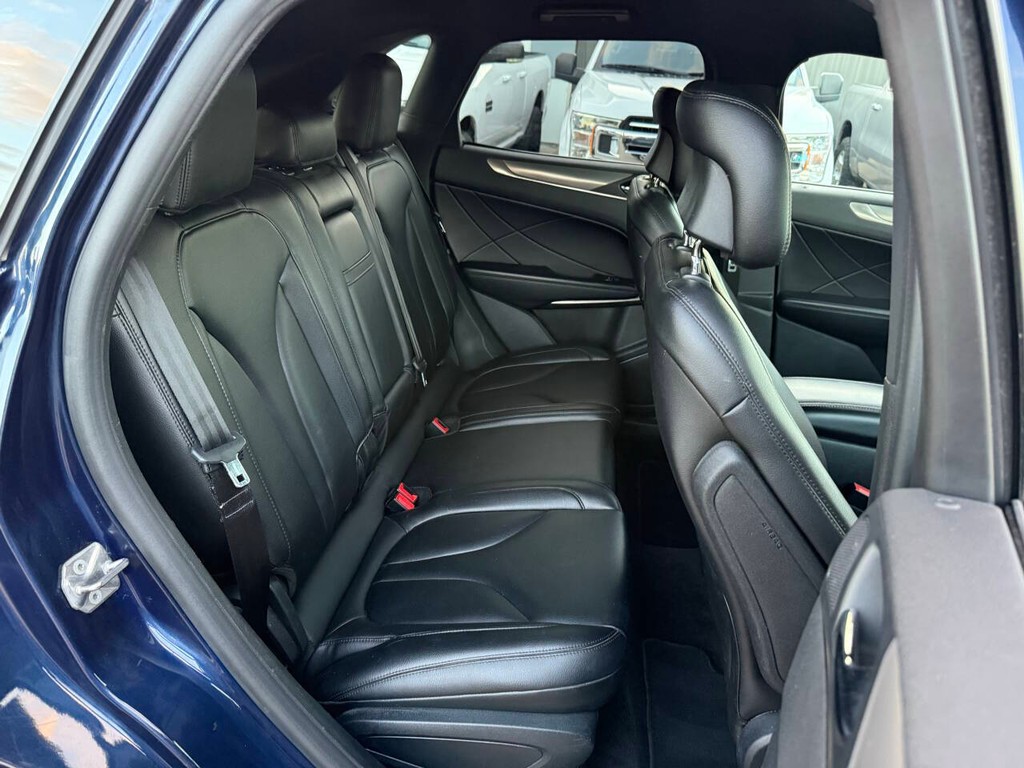 Lincoln MKC Vehicle Full-screen Gallery Image 15