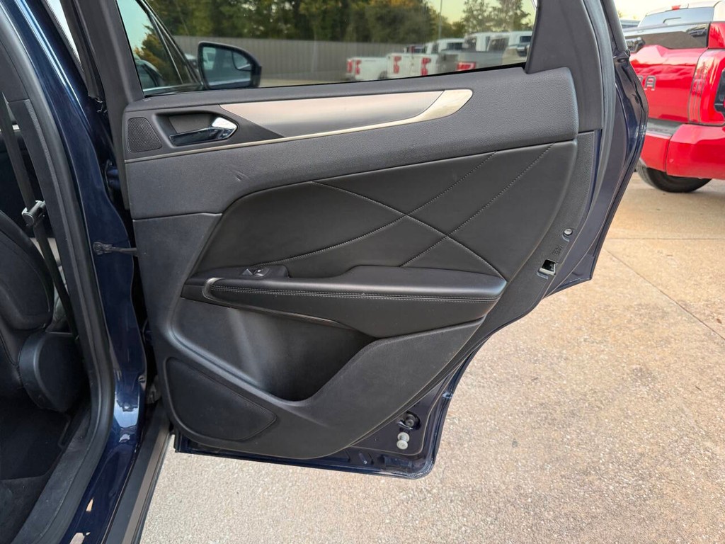 Lincoln MKC Vehicle Full-screen Gallery Image 16