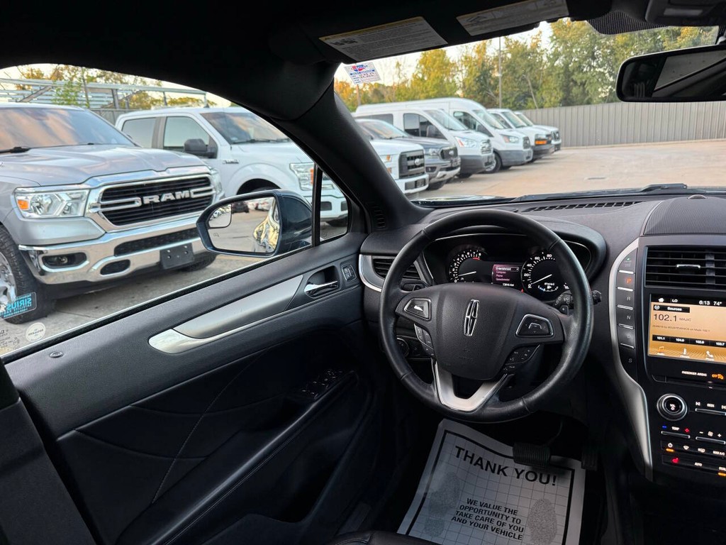 Lincoln MKC Vehicle Full-screen Gallery Image 19