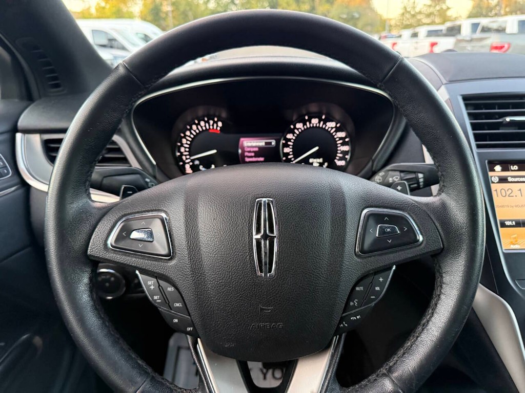 Lincoln MKC Vehicle Full-screen Gallery Image 23